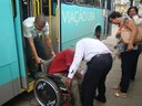 Cadeirante idoso enfrenta dificuldades para entrar no ônibus