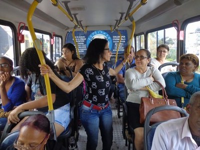 Passageiros viajam em pé no ônibus lotado