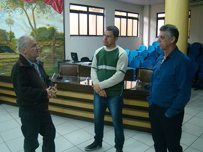 Representantes da CMBP em conversa com o vereador Pastor Darci durante a visita