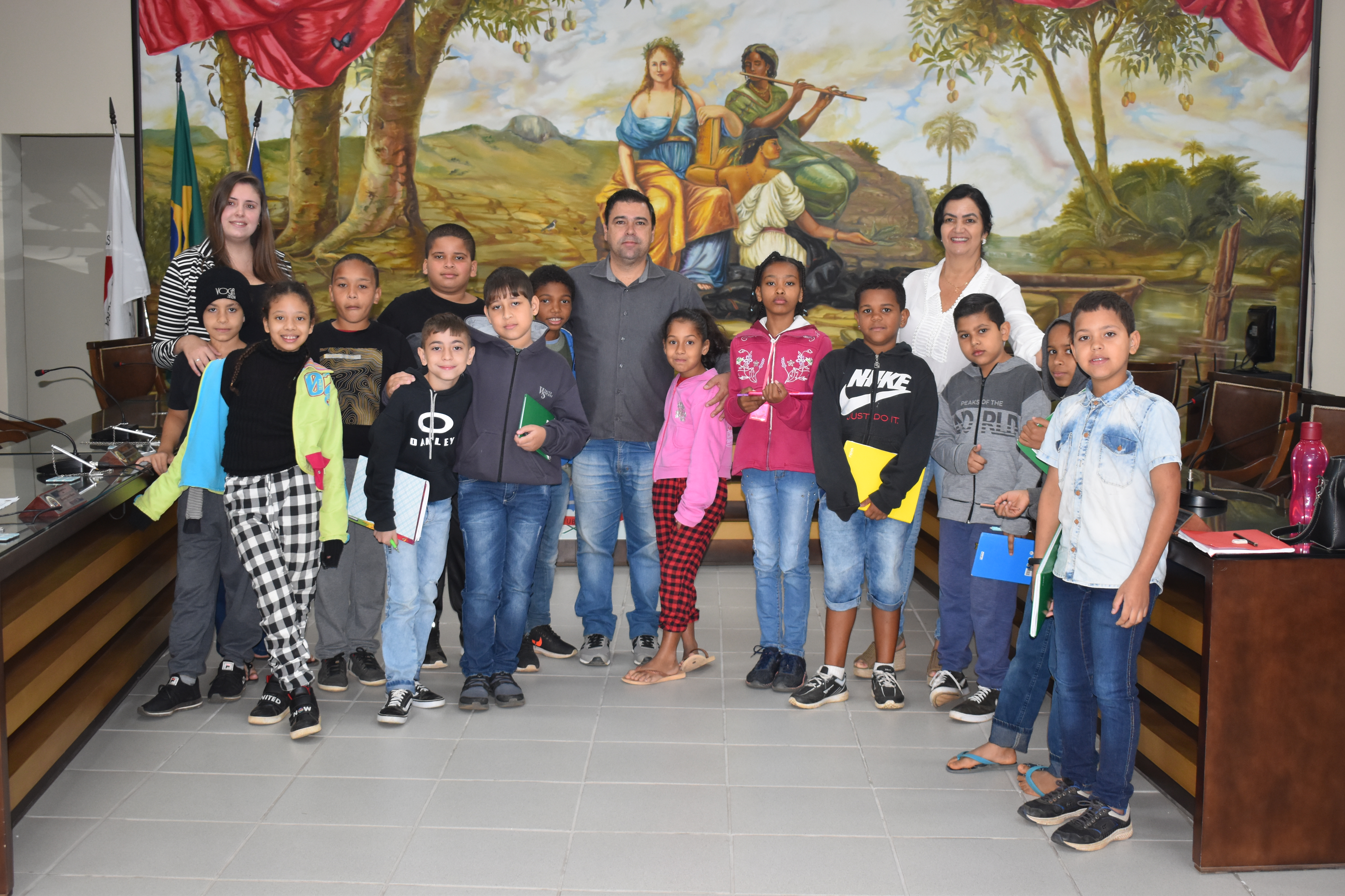 Alunos da Escola Municipal Rosalina Brandão visitam a Câmara