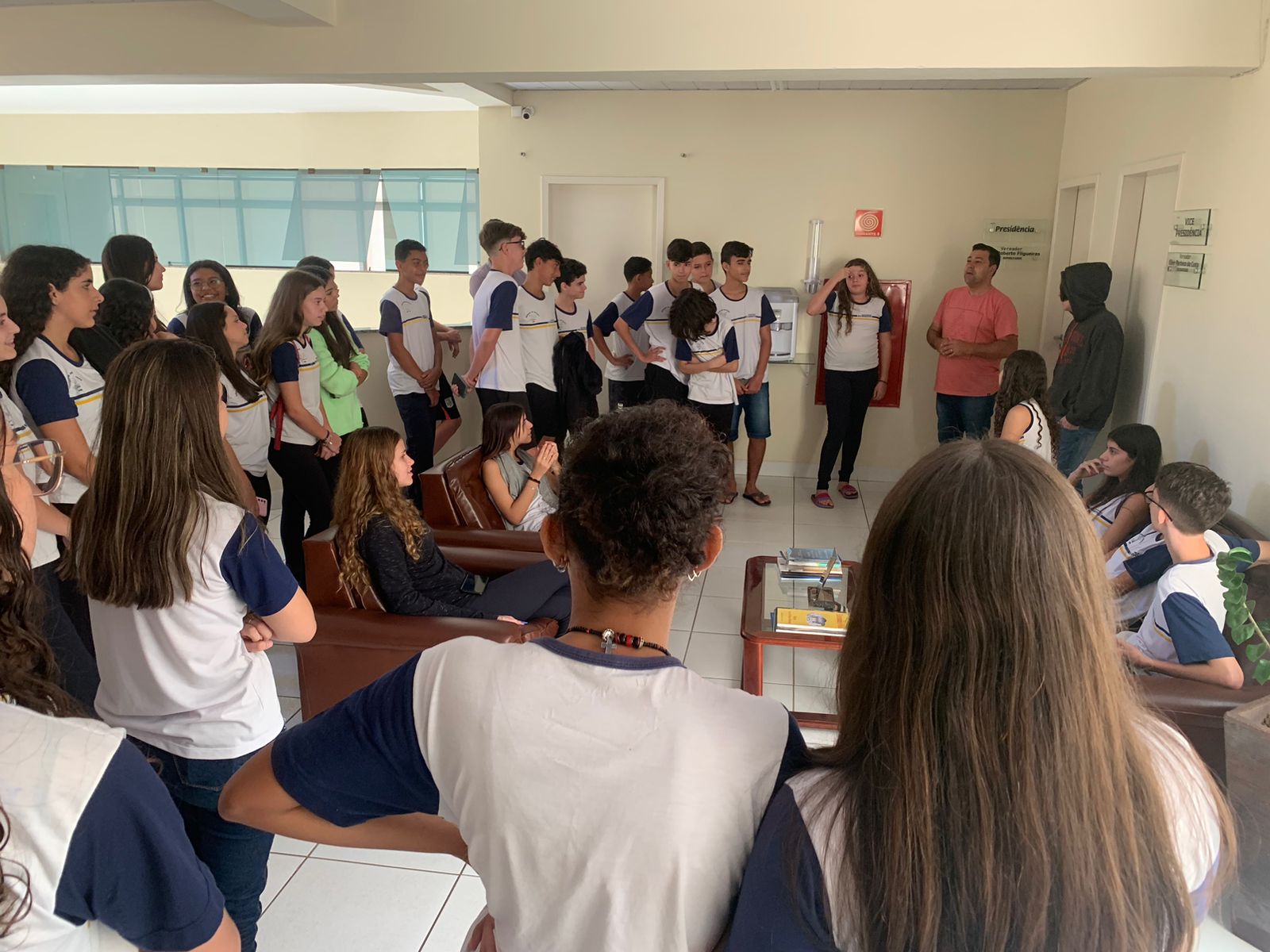 Alunos do Colégio Objetivo de Ubá visitam à CMU