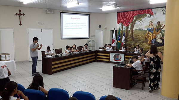 Alunos do Sesi participam de atividades do projeto Escola na Câmara