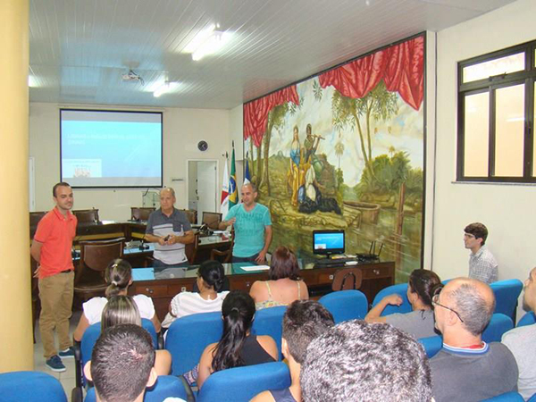 Aprendendo a falar com as mãos: Câmara inicia curso de libras