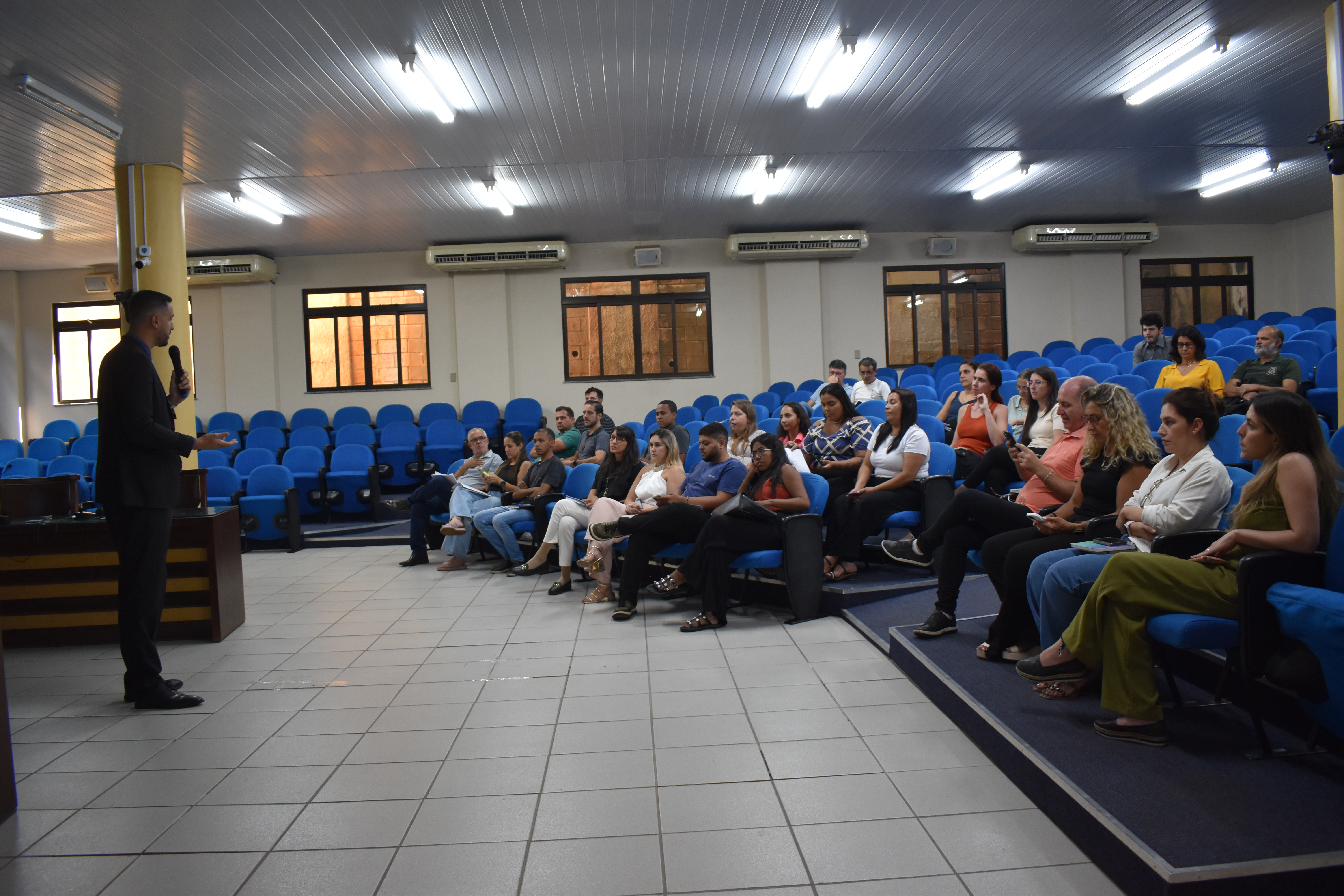 Escola do Legislativo da CMU realiza 2º encontro: “Conhecendo o Poder Legislativo e o funcionamento da Câmara”