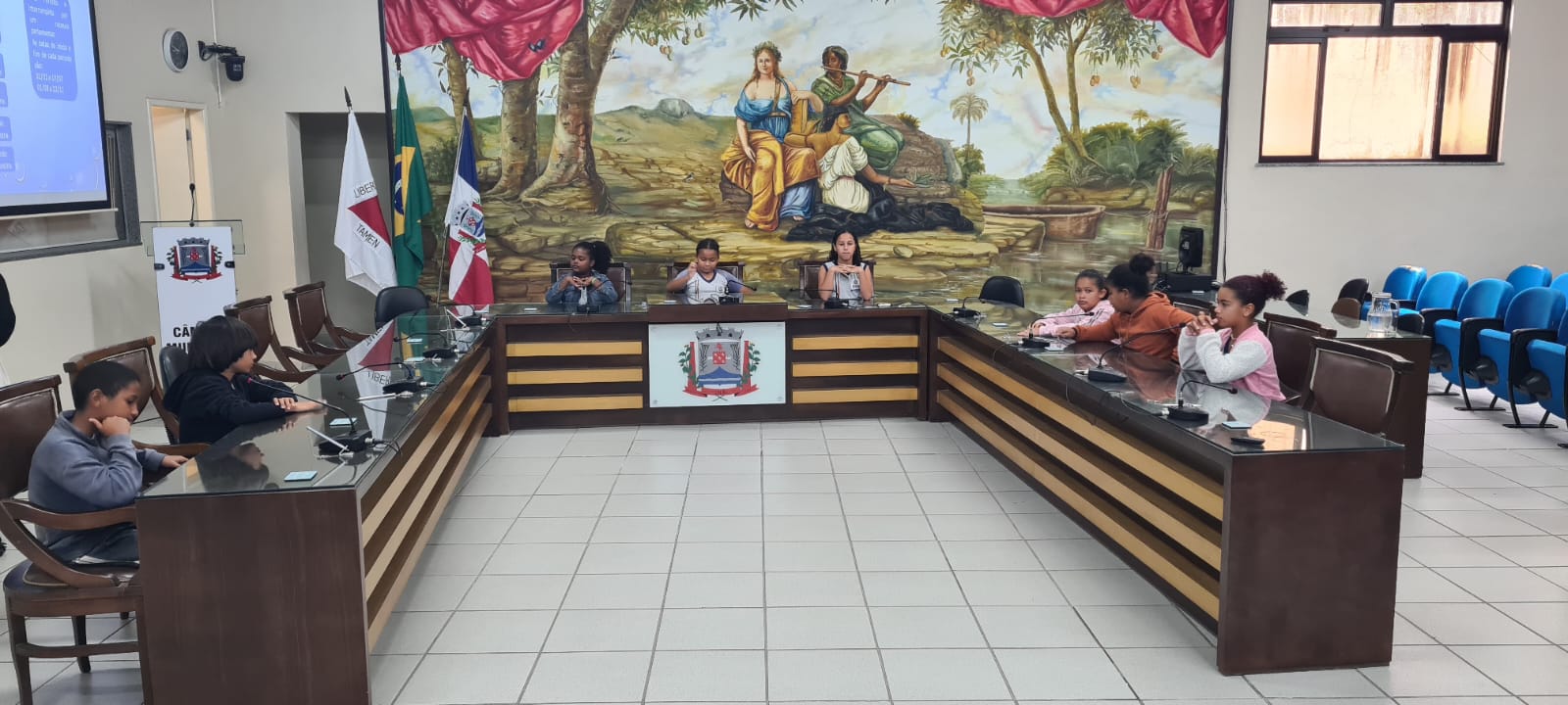  Estudantes da EM. Maria Luzia Brandão Teixeira visitam a Câmara de Ubá