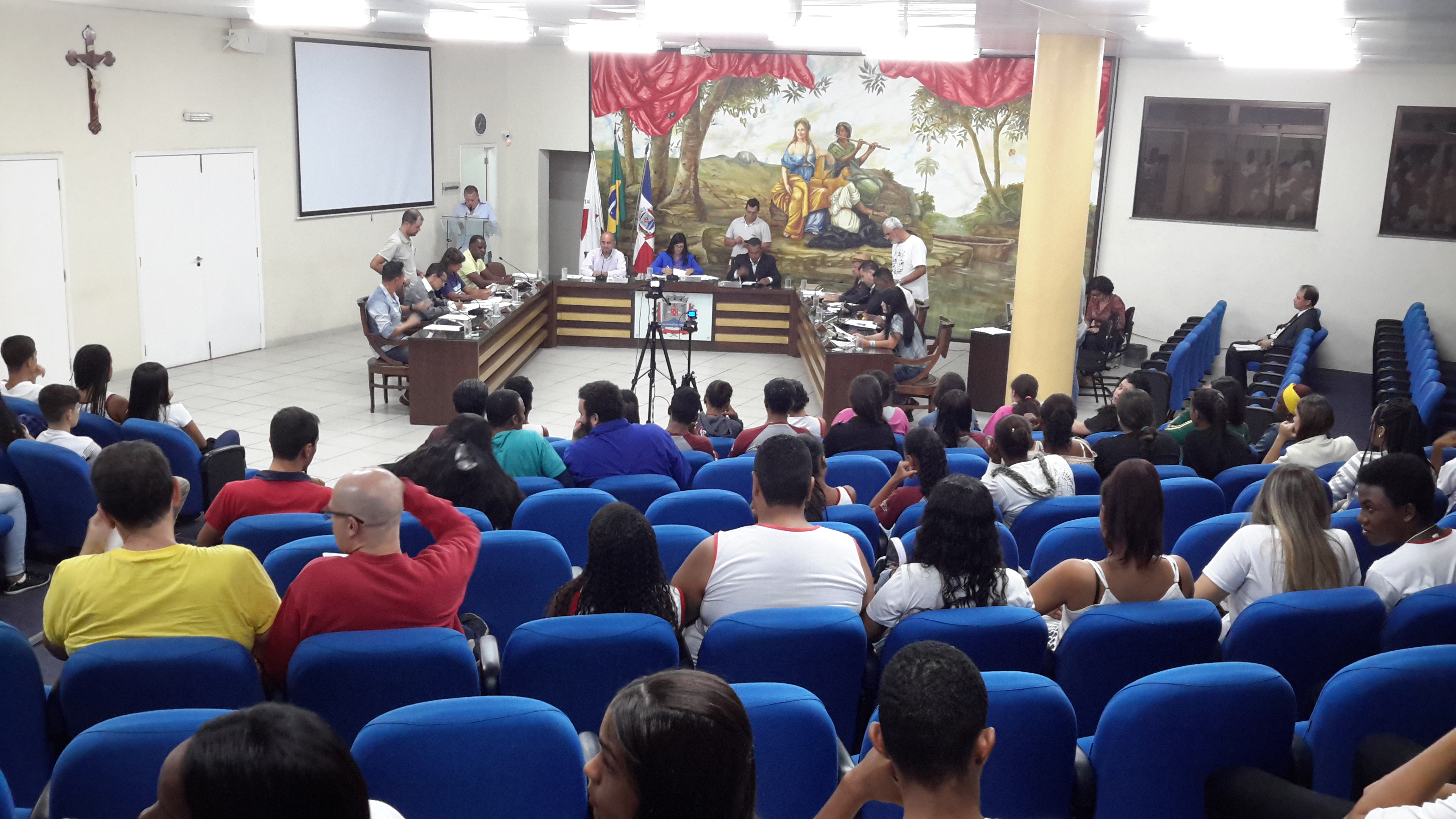 Estudantes da Escola Estadual Padre Joãozinho acompanham reunião ordinária na CMU