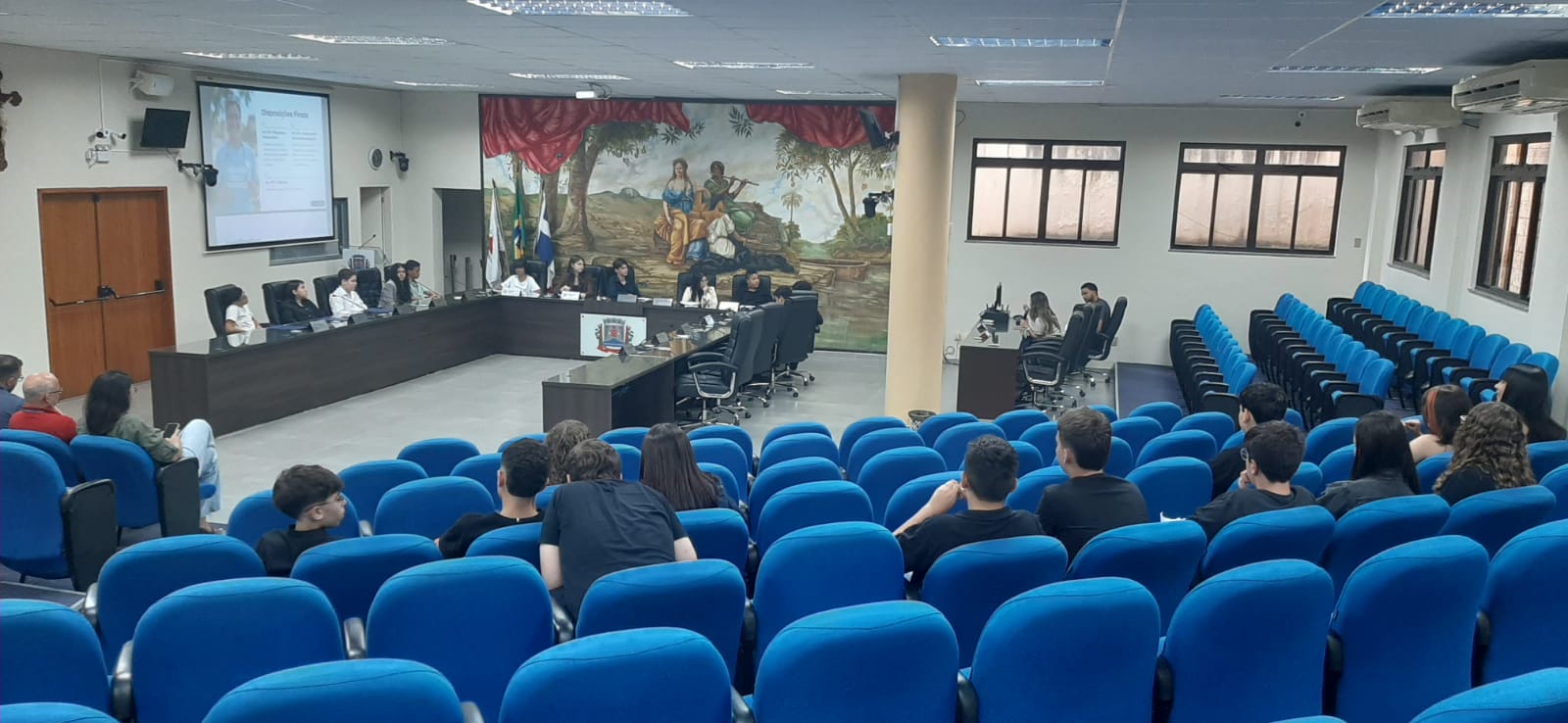 Estudantes do Colégio Objetivo vivenciam na prática o exercício da cidadania na Câmara de Ubá