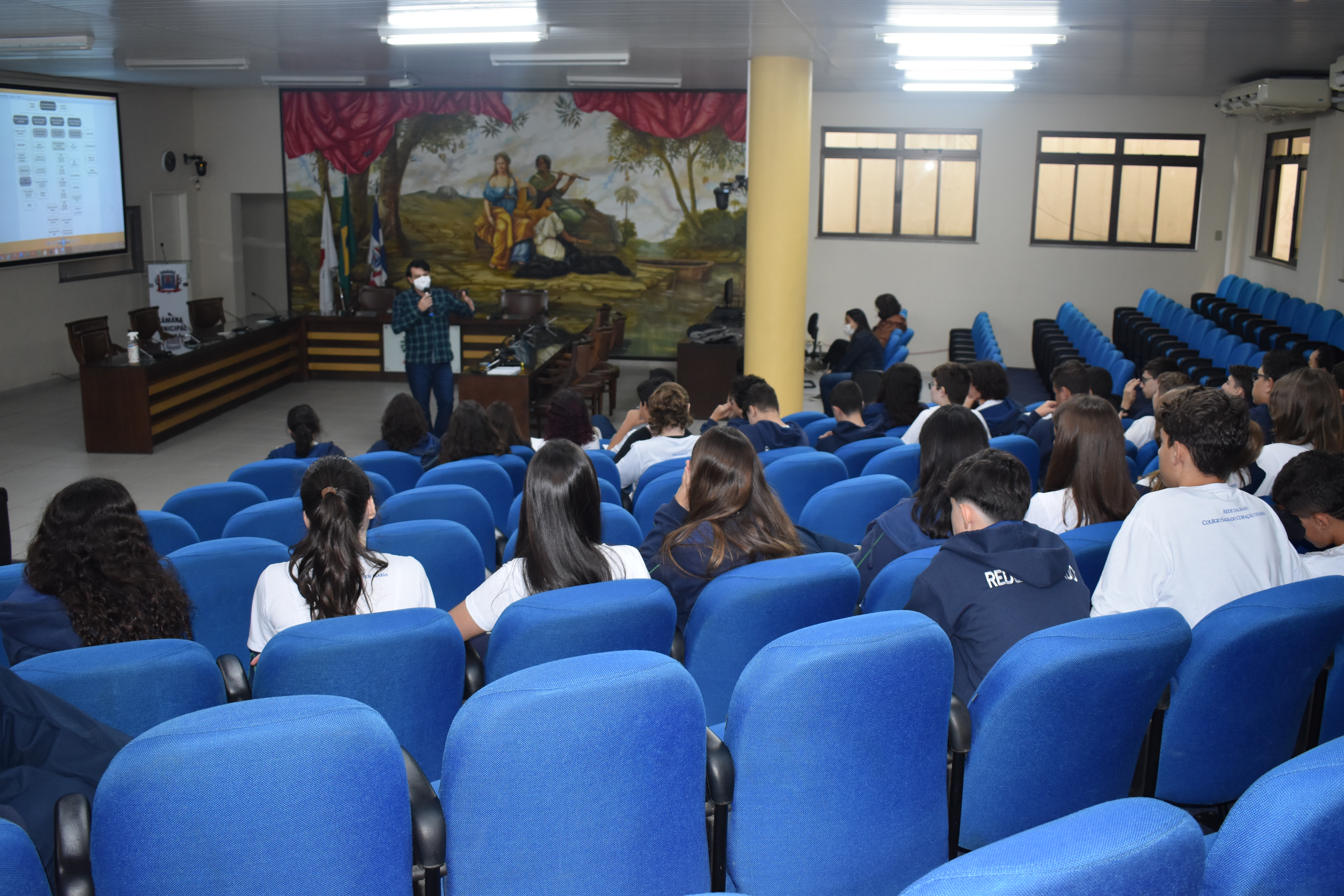 Estudantes do Colégio Sagrado Coração de Maria visitam a CMU