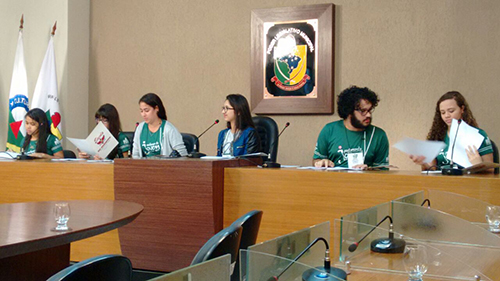 Integrantes do Parlamento Jovem Ubá desembarcam em Viçosa para encontro regional