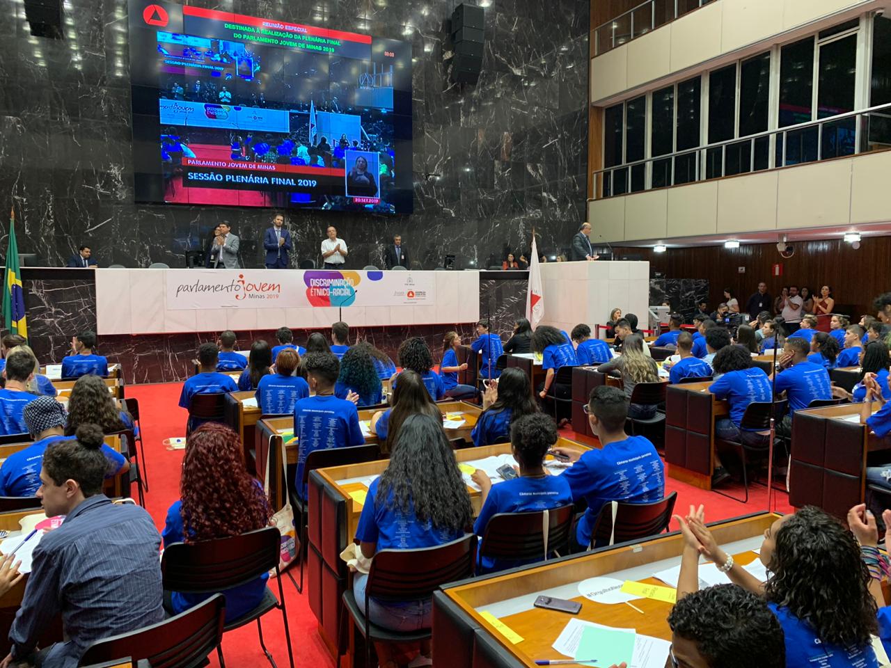Jovens Parlamentares de Ubá participam de plenária final do projeto na ALMG