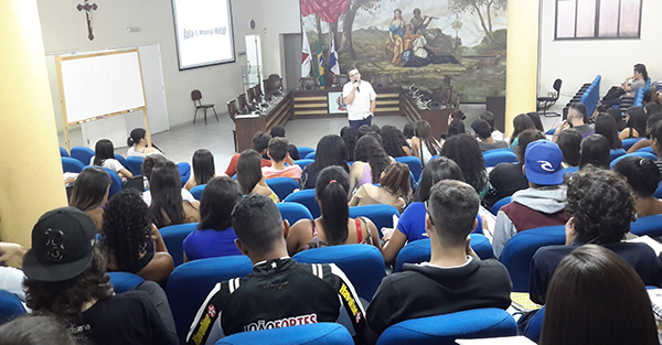 Mais de cem estudantes participam da primeira aula do Pré-Enem 2017